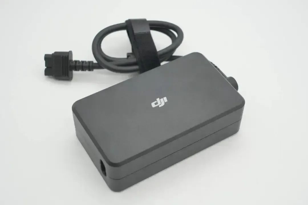 大疆240W氮化镓桌面充电器